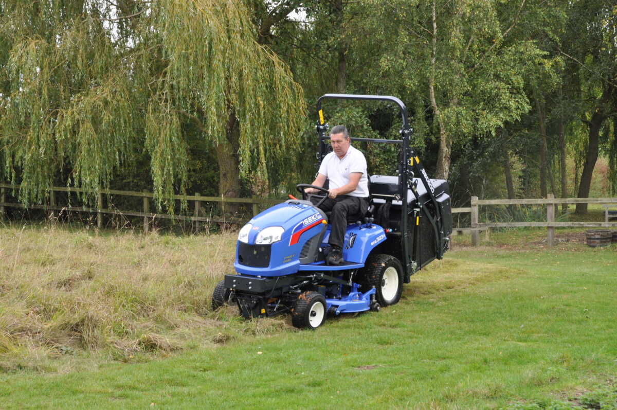 Iseki SXG 323 cutting high grass